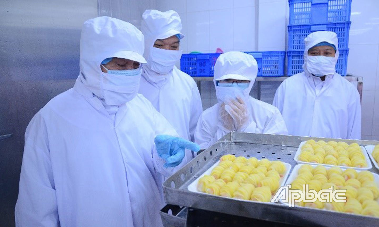 Lãnh đạo tỉnh Tiền Giang tìm hiểu hoạt động của doanh nghiệp. Ảnh: M. Thành