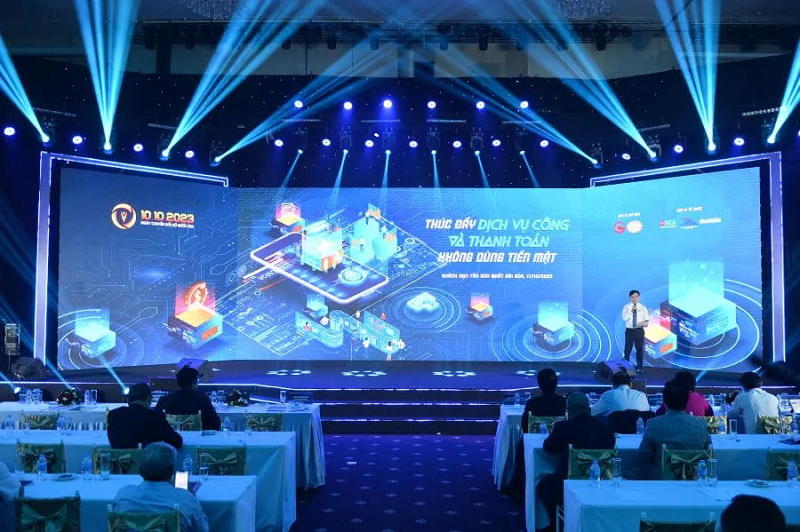 Ông Đặng Hoài Đức - Phó Tổng Giám đốc Vietcombank tham luận tại Hội thảo