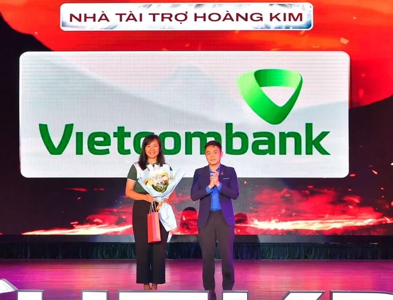 Ông Trần Việt An - Ủy viên BCH Đoàn Trường Đại học Kinh tế Quốc dân tặng hoa cho bà Nguyễn Liên Hà - Phó Bí thư Đoàn thanh niên Vietcombank - đại diện Nhà tài trợ Hoàng Kim