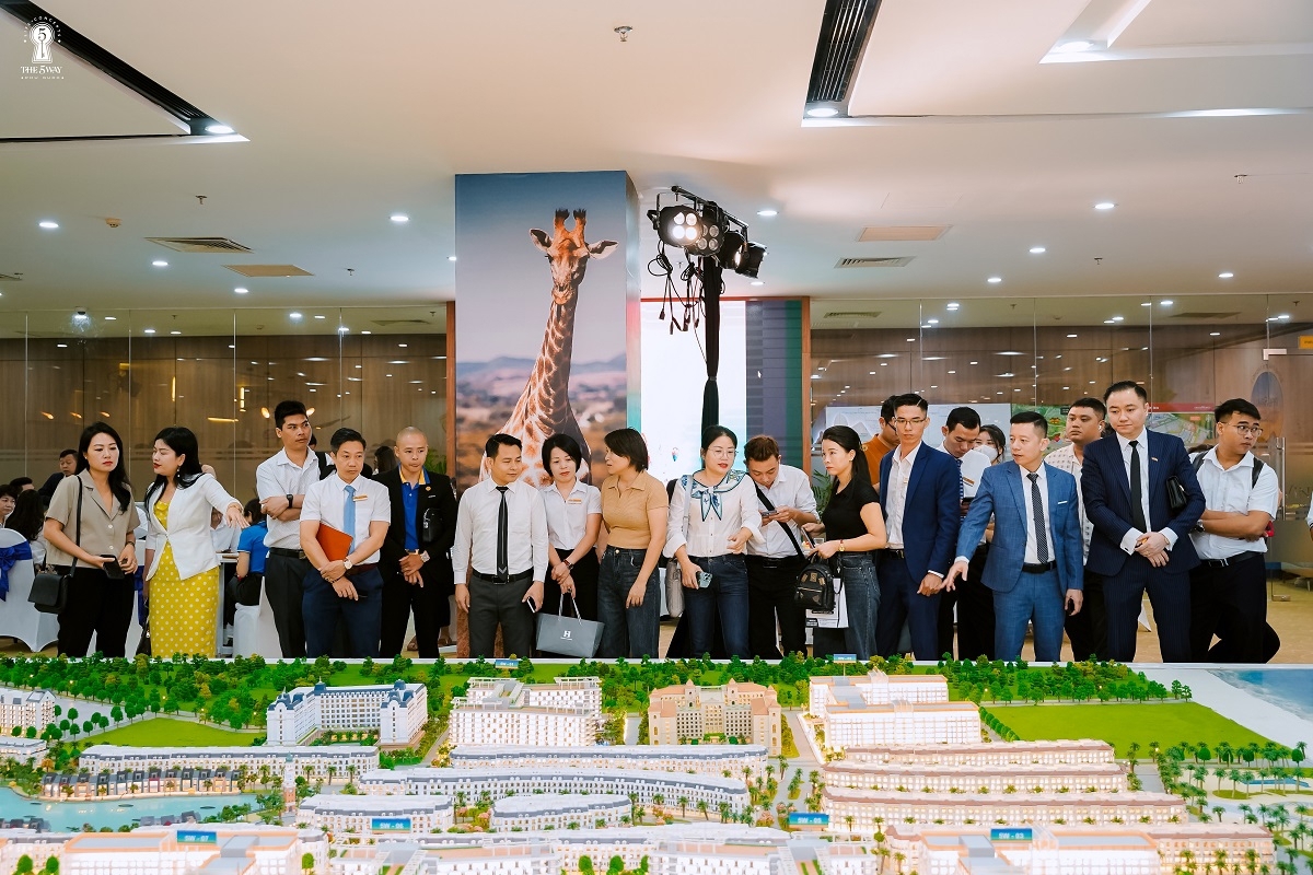 Những trải nghiệm thực tế khi tham quan sa bàn đã giúp khách hàng có cái nhìn chuyên sâu về dự án trước khi đưa ra quyết định. Ảnh: VIC.