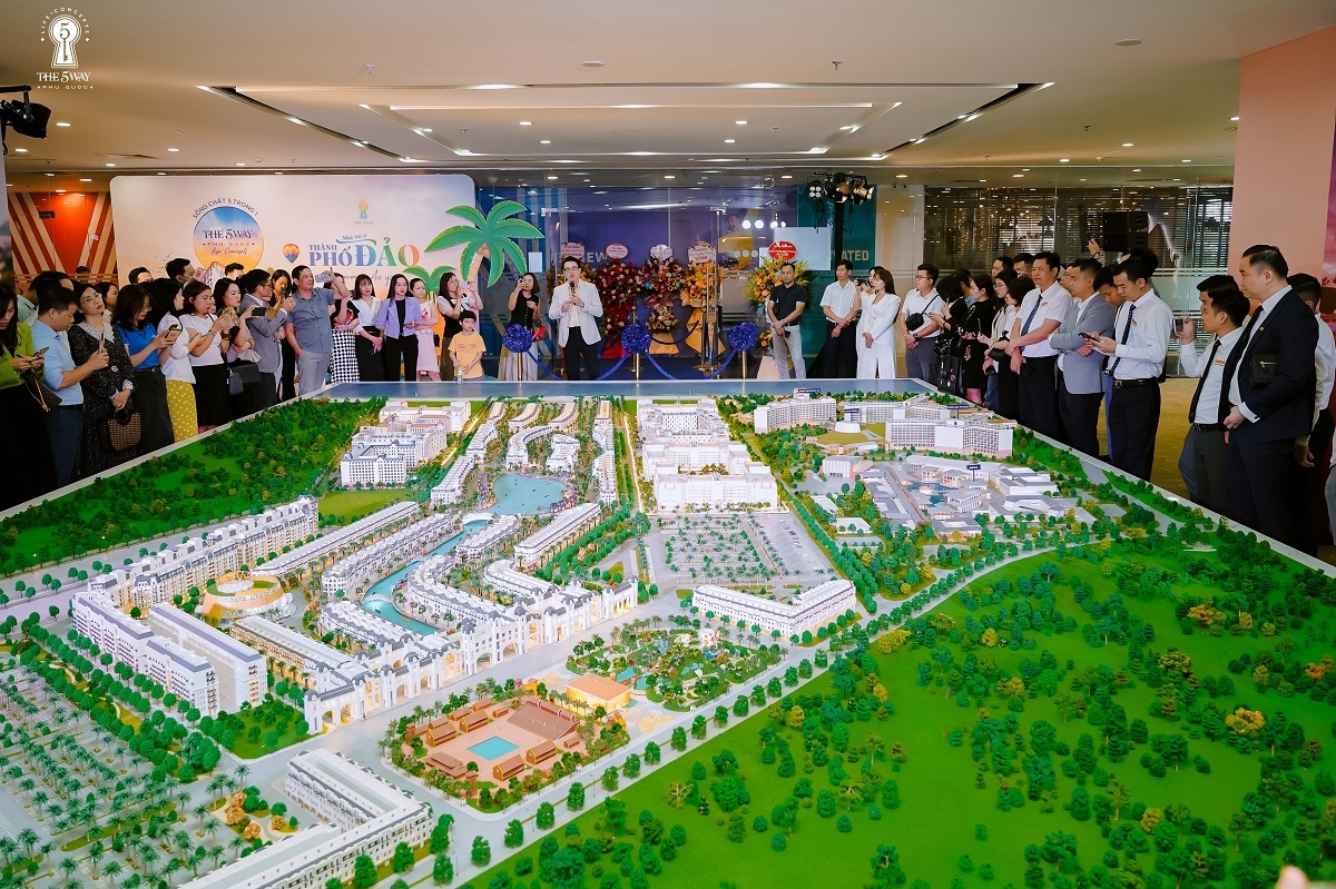 Khách hàng phấn khích, trầm trồ trước quy mô và thiết kế của. Ảnh: VIC