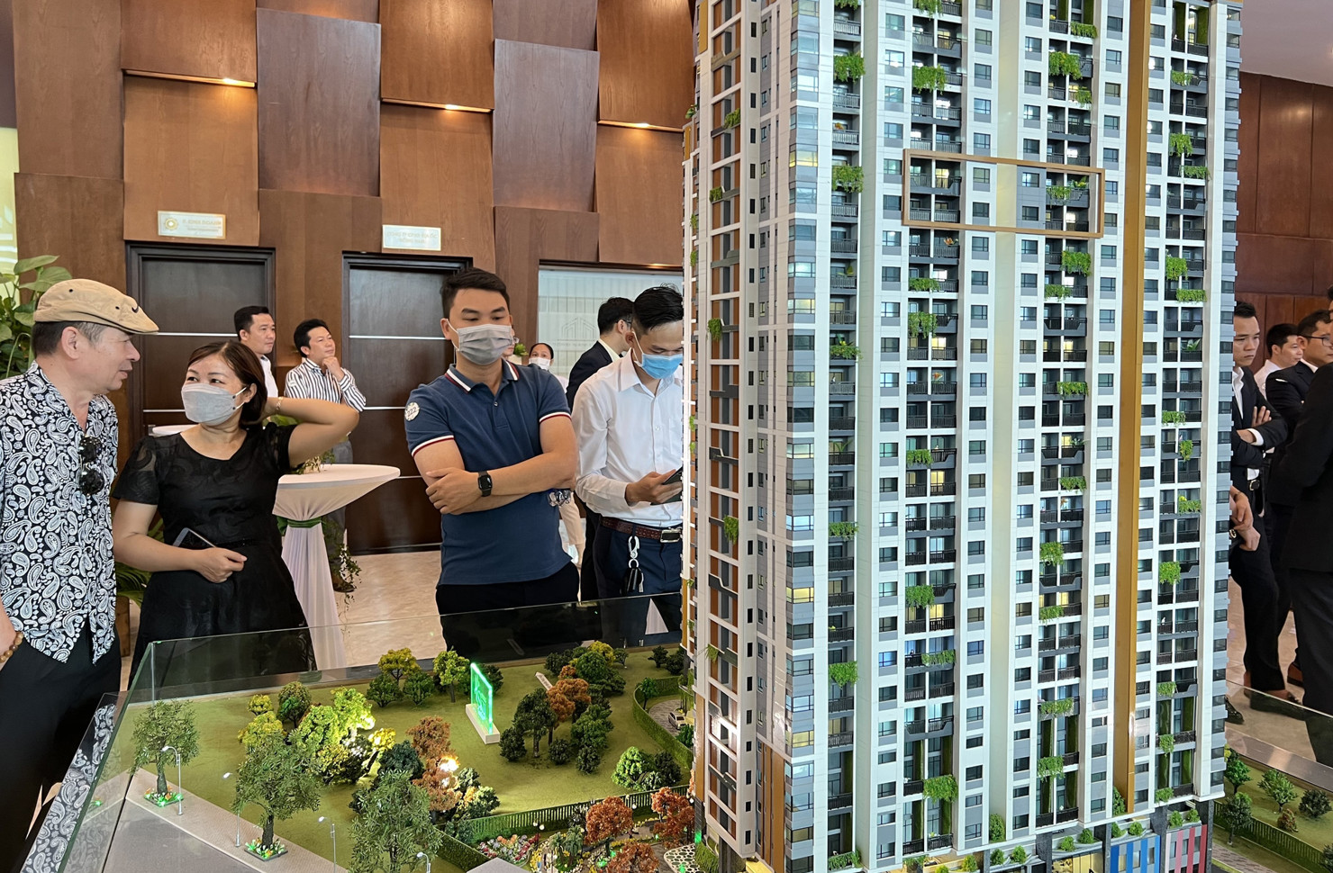 Mức lãi suất ở Việt Nam đặc biệt cao khiến các chủ đầu tư gặp khó khăn trong việc tiếp tục xây dựng các dự án.