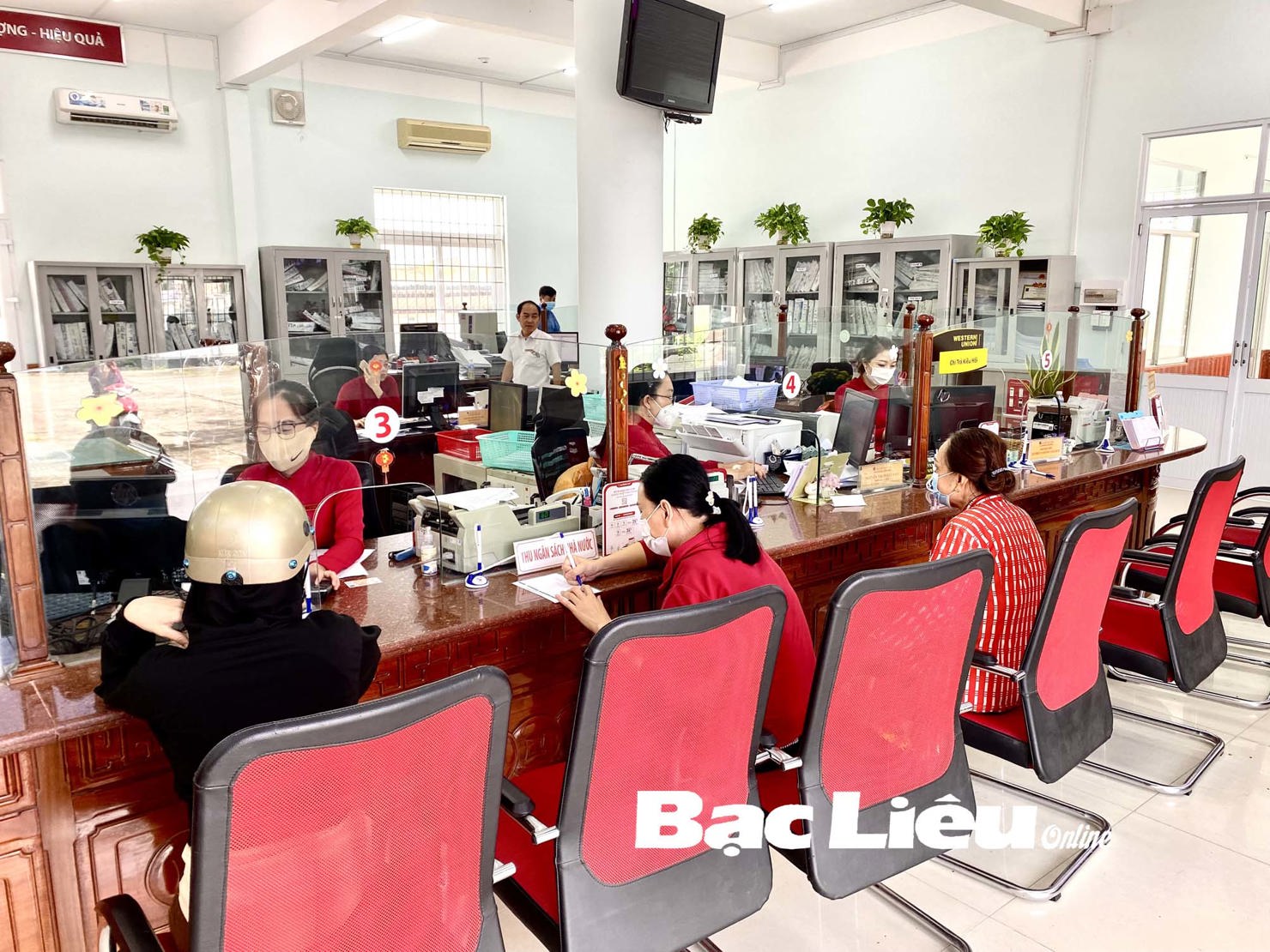 Vay vốn phát triển sản xuất - kinh doanh tại AGRIBANK Chi nhánh huyện Hòa Bình. Ảnh: K.T