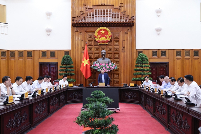 Thủ tướng Phạm Minh Chính chủ trì cuộc họp Thường trực Chính phủ với các bộ, ngành, cơ quan liên quan về các giải pháp bảo đảm cung ứng điện. Ảnh: VGP/Nhật Bắc