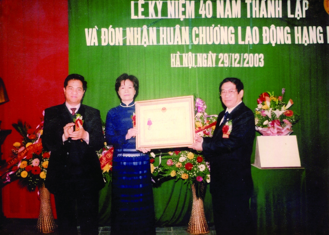 hay mặt cán bộ, người lao động Tạp chí Tài chính, Tổng Biên tập Đặng Thị Luận đón nhận Huân chương Lao động hạng Nhất (năm 2003).