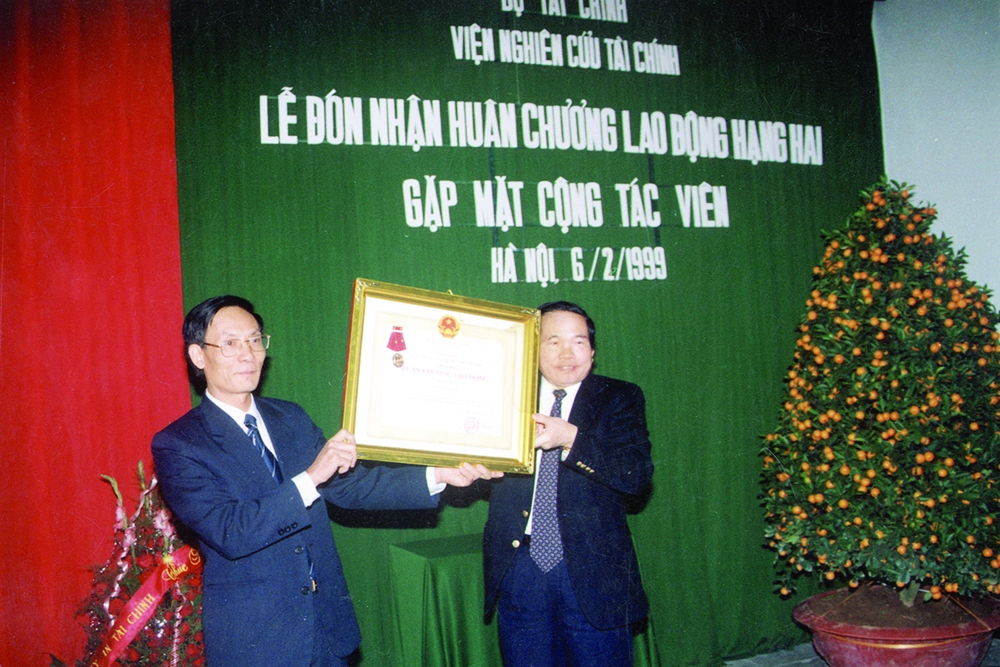 Thay mặt cán bộ, người lao động Tạp chí Tài chính, Tổng Biên tập Nguyễn Công Nghiệp đón nhận Huân chương Lao động hạng Hai (năm 1999).