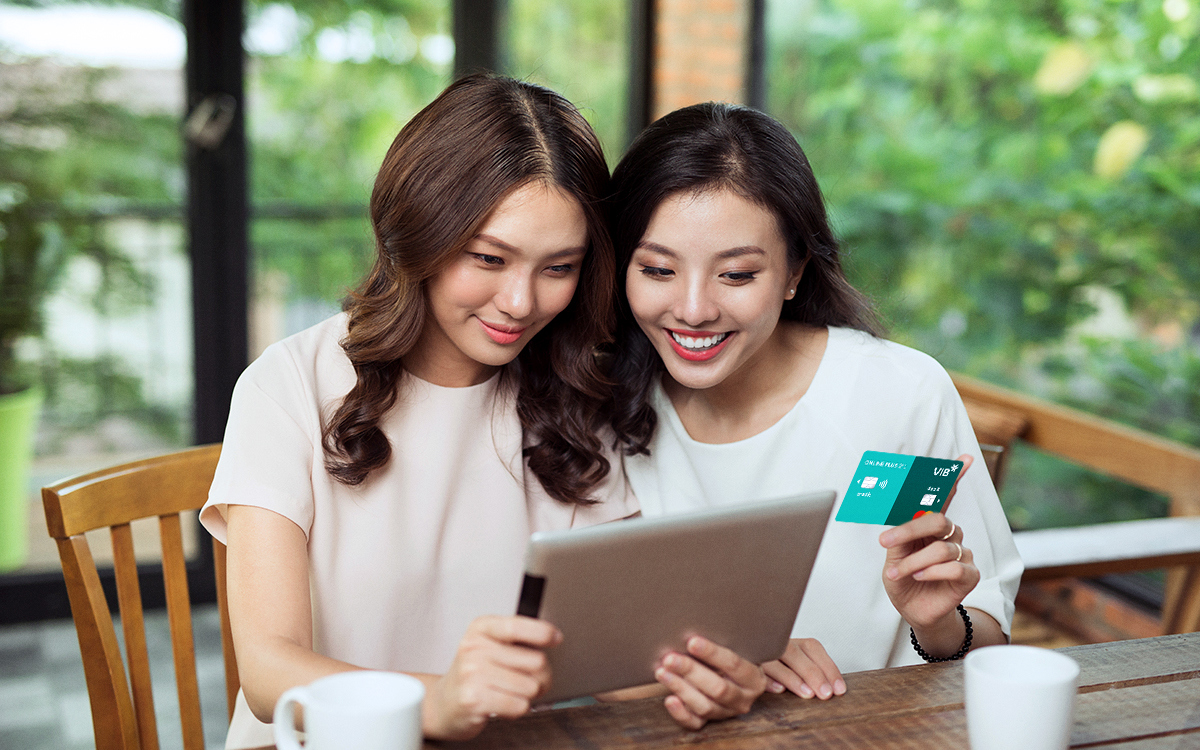 Chỉ với 15 - 30 phút, người dùng đã có thể sở hữu một chiếc thẻ tín dụng được thiết kế riêng cho mình. Ảnh: VIB.