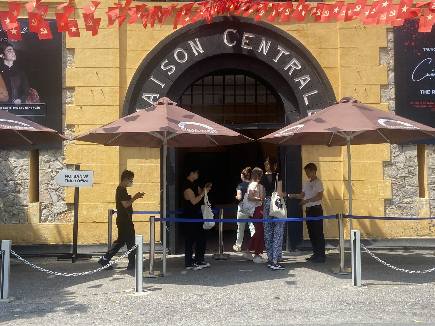 Khách quốc tế tham qua Di tích Nhà tù Hỏa Lò (Hà Nội).