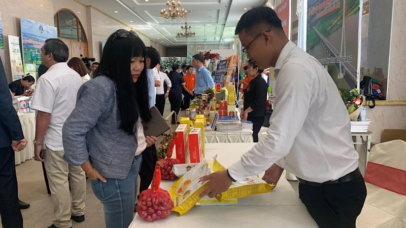 Doanh nghiệp giới thiệu sản phẩm nông nghiệp tại hội nghị.