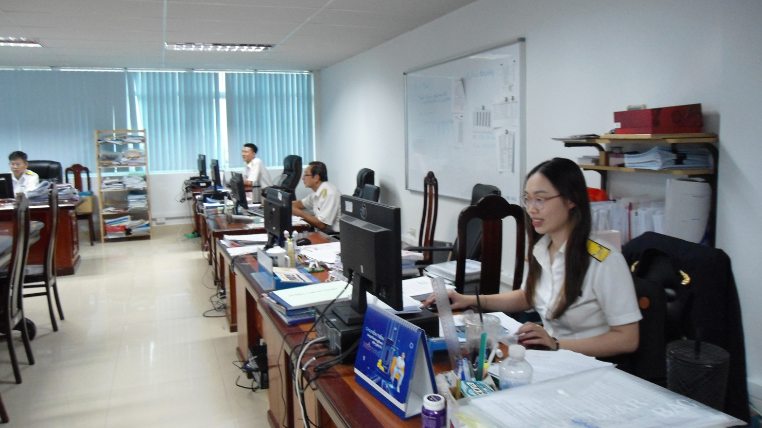 Công chức thuế tuân thủ nghiêm quy định, quy chế và tác phong văn minh công sở trong quá trình thực hiện nhiệm vụ.