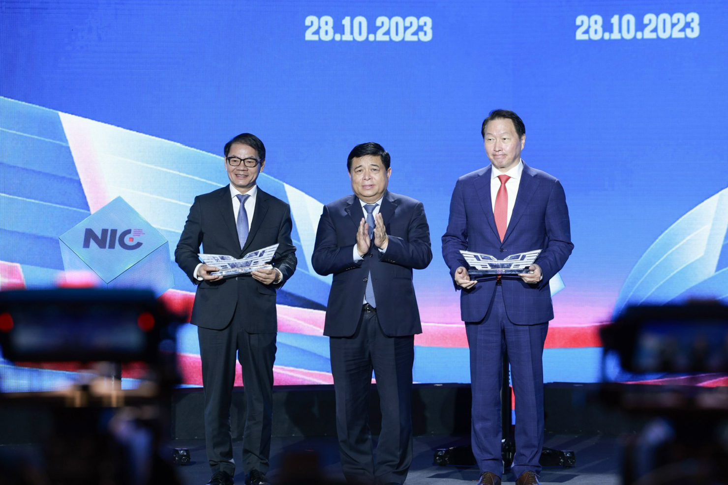 Ông Trần Bá Dương nhận biểu trưng từ Bộ trưởng Bộ KH&ĐT ghi nhận những đóng góp, phát triển đổi mới cho nền kinh tế đất nước