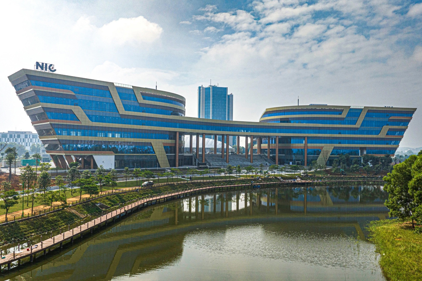 NIC cơ sở Hòa Lạc với thiết kế hình cánh chim đại bàng cất cánh, là biểu tượng cho sứ mệnh hiện thực hóa ý tưởng sáng tạo, thúc đẩy doanh nghiệp đổi mới sáng tạo phát triển vươn xa