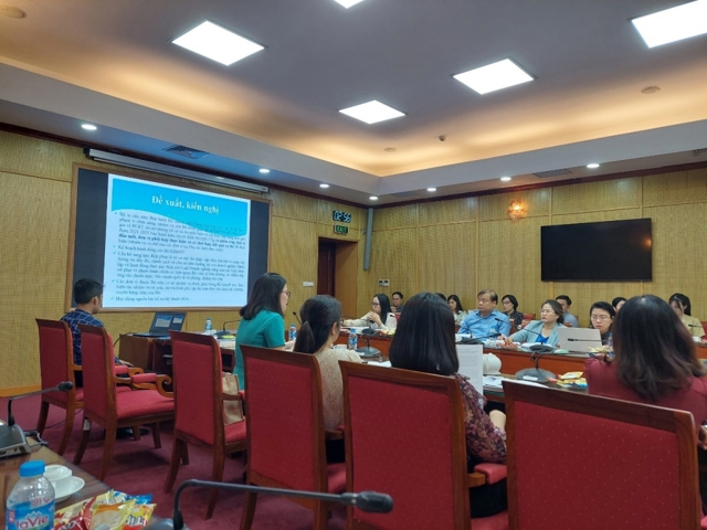 Đại diện Cục Quản lý đăng ký kinh doanh báo cáo tại cuộc họp.