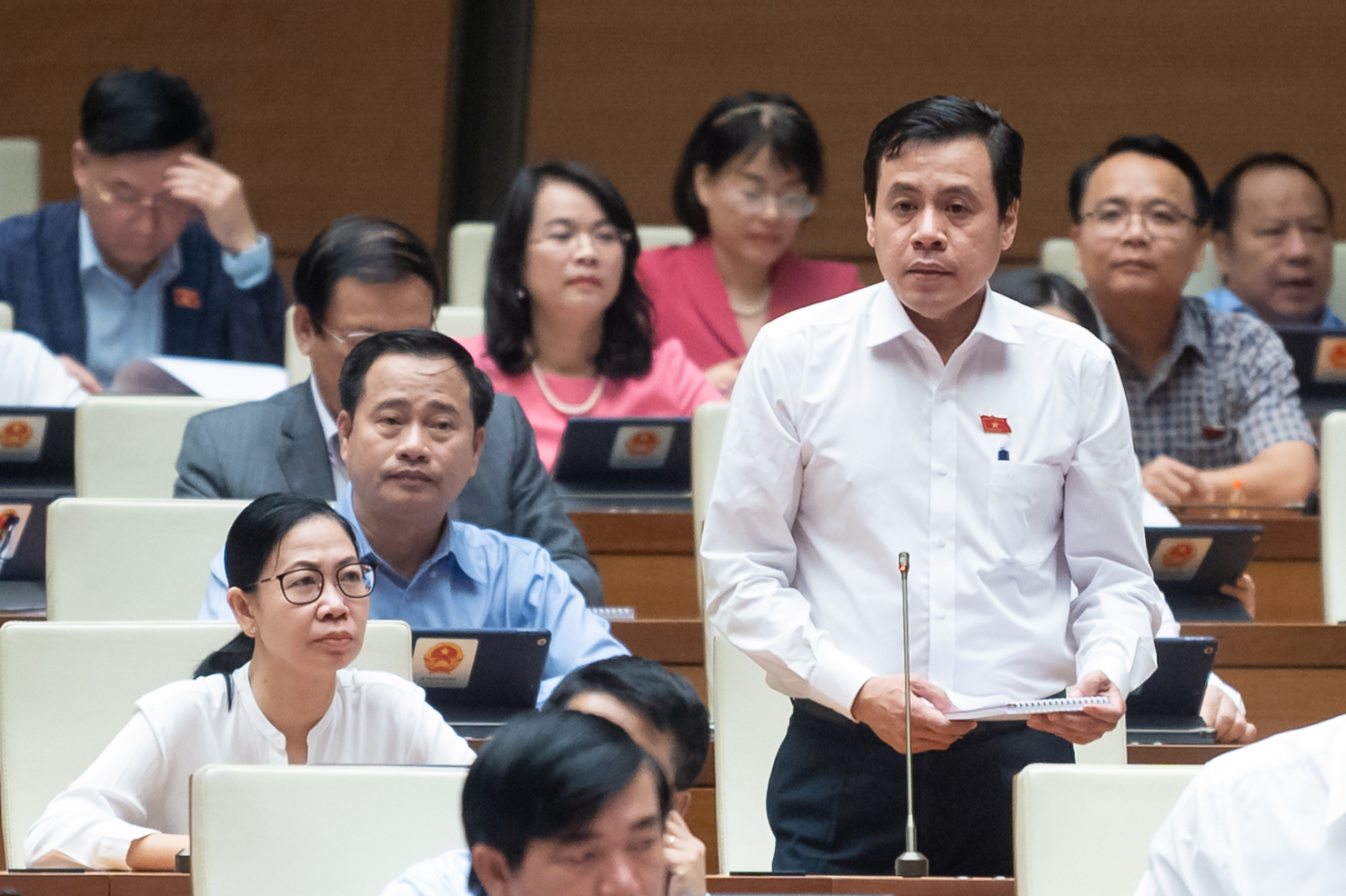 Đại biểu Quốc hội thảo luận tại phiên họp.