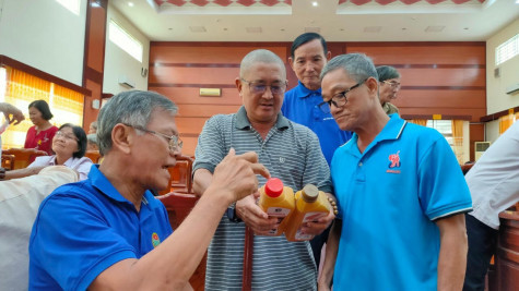 Hướng dẫn người tiêu dùng phân biệt hàng thật hàng giả tại buổi tập huấn vừa tổ chức tại TP. Thuận An. Ảnh: Thanh Hồng