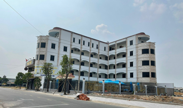 Công trình nhà ở xây dựng trái phép trong Khu định cư Việt Sing thuộc địa bàn phường Bình Hoà, TP. Thuận An từ năm 2020 đến nay vẫn chưa được xử lý, hiện đang có hàng chục phòng dạng căn hộ mini cho thuê