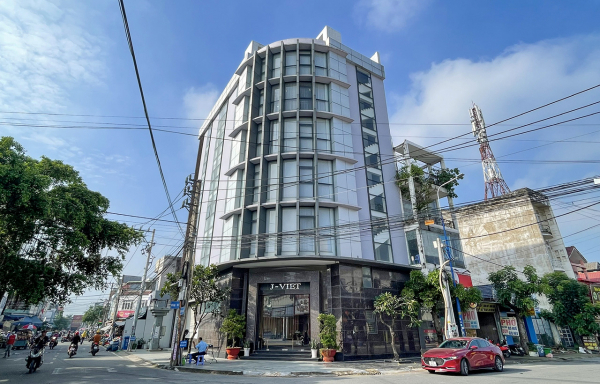 Công trình nhà ở do ông Nguyễn Văn Nghệ làm chủ đầu tư biến thành văn phòng, trụ sở làm việc của Công ty Cổ phần J - Việt