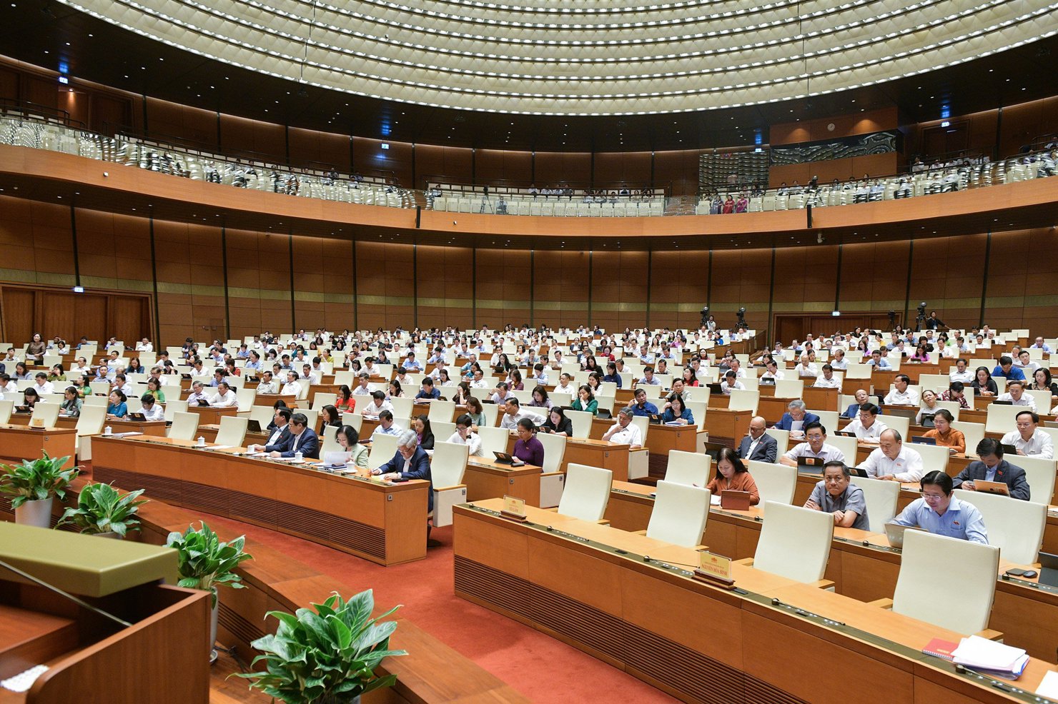 Các đại biểu tại phiên chất vấn ngày 6/11.