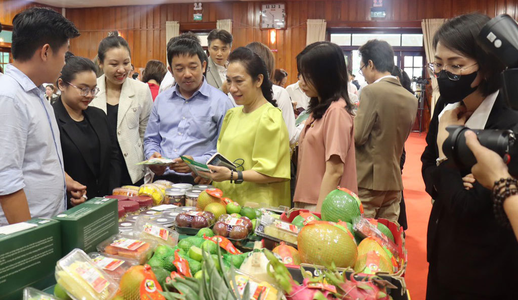 Công ty TNHH SX Miền Tây Xanh giới thiệu sản phẩm tại Hội nghị Kết nối giao thương, xúc tiến xuất khẩu - Long An 2023. Ảnh: Mai Hương.