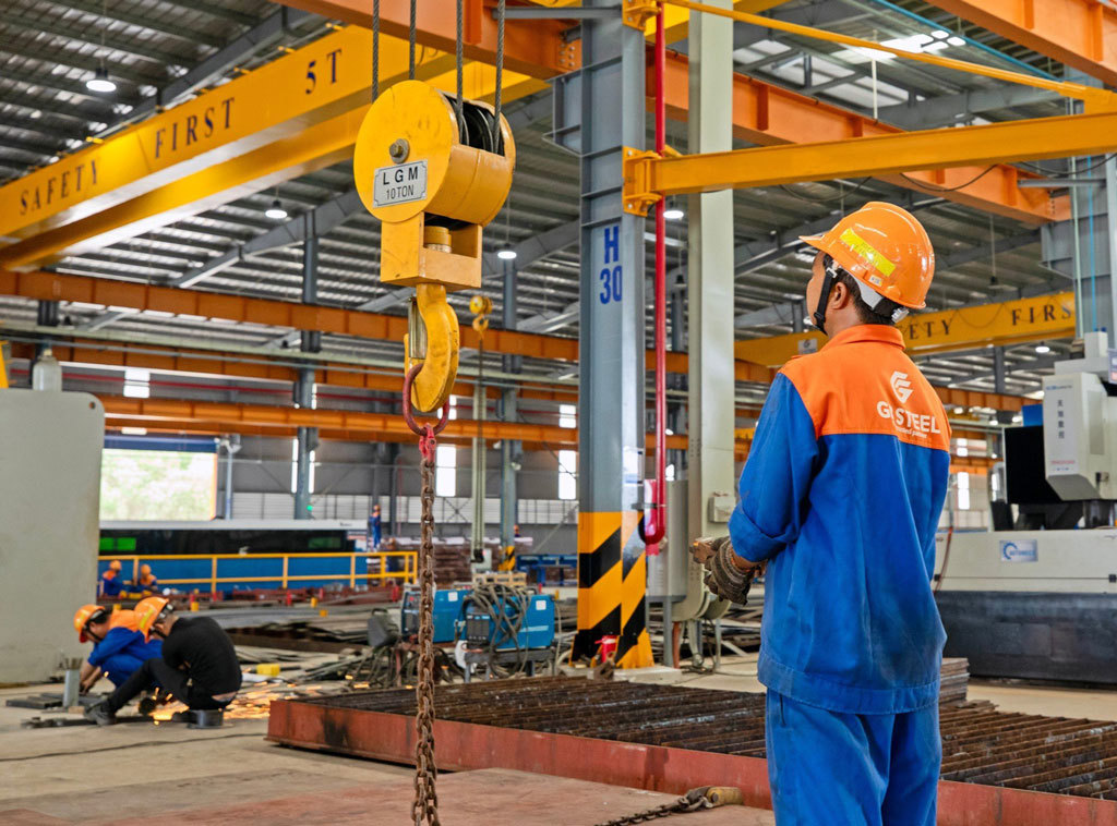 Công nhân sản xuất tại nhà máy của Công ty TNHH Thép Thông Minh Toàn Cầu (GB Steel). Ảnh: Mai Hương.