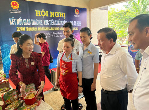 Tổng Giám đốc Công ty TNHH MTV & DV Thiên Nga - Lê Thị Tố Nga (bìa trái) giới thiệu sản phẩm tại Hội nghị Kết nối giao thương, xúc tiến xuất khẩu - Long An 2023. Ảnh: Mai Hương.