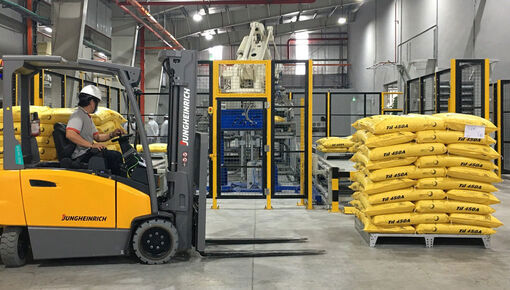 Nhà máy sản xuất thức ăn chăn nuôi thuộc Tập đoàn Skretting tại Khu công nghiệp Thuận Đạo. Ảnh: Gia Hân