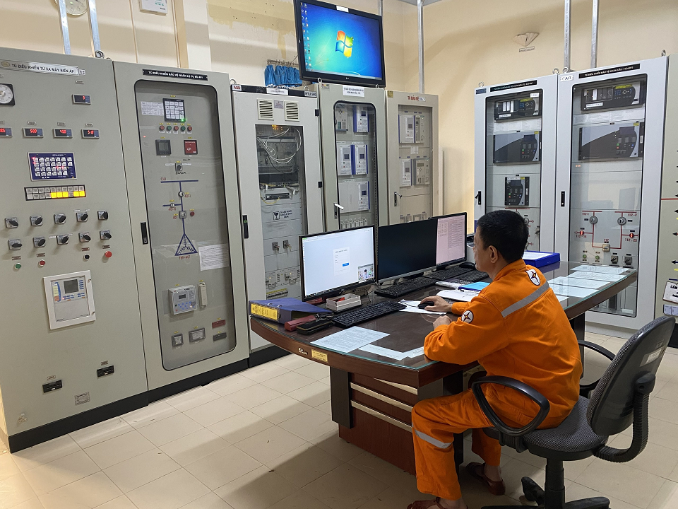 Theo dõi thông số vận hành thiết bị trong giờ cao điểm tại TBA không người trực