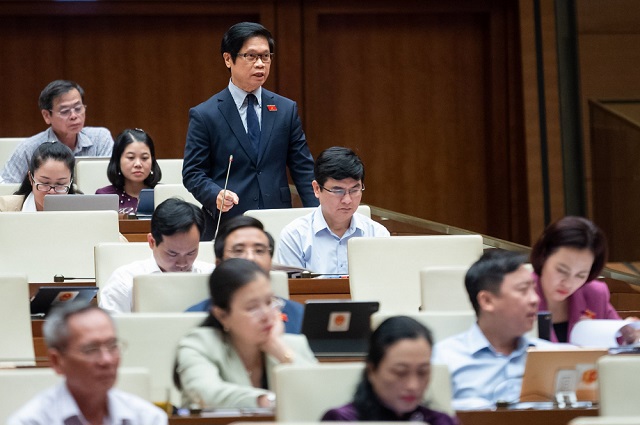 Đại biểu Vũ Tiến Lộc (đoàn đại biểu Quốc hội TP. Hà Nội) phát biểu tại hội trường sáng 9/11.