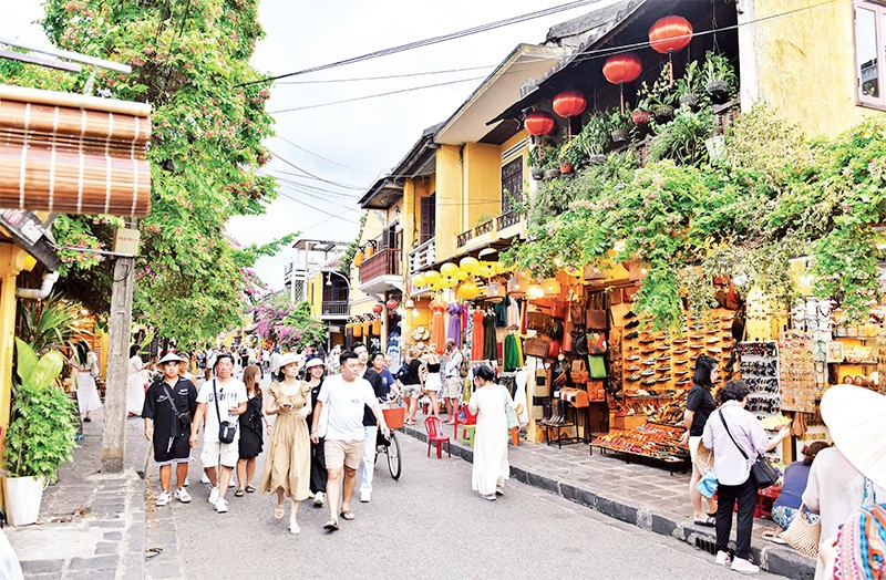 Du khách nước ngoài tham quan phố cổ Hội An (Quảng Nam). Ảnh: Nguyễn Đăng