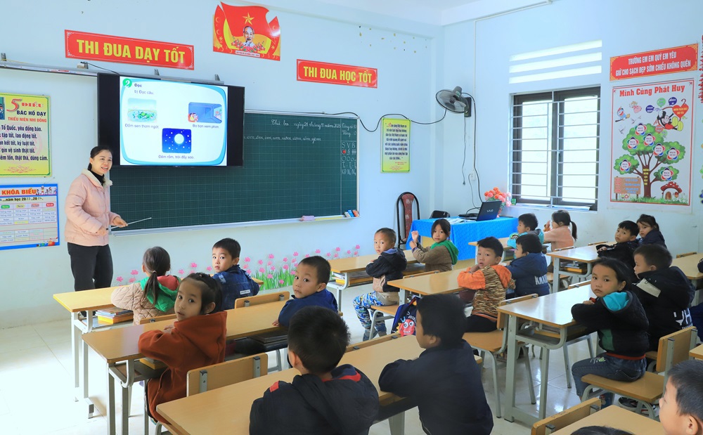 Chính sách hỗ trợ gạo học sinh theo quy định tại Nghị định số 116/2016/NĐ-CP của Chính phủ đã tạo điều kiện cho con em các gia đình ở vùng đặc biệt khó khăn vững bước tới trường. Ảnh: Văn Trường