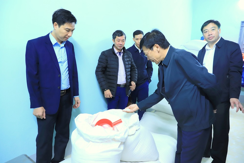 Đoàn công tác của Tổng cục DTNN kiểm tra công tác bảo quản gạo tại Trường Tiểu học Cán Tỷ, huyện Quản Bả. Ảnh: Văn Trường