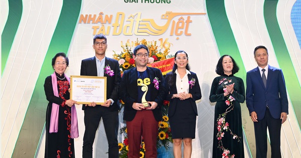 Trưởng Ban Tổ chức Trung ương Trương Thị Mai; nguyên Phó Chủ tịch nước, Chủ tịch Hội Khuyến học Việt Nam Nguyễn Thị Doan và ông Tô Dũng Thái, Chủ tịch HĐTV Tập đoàn VNPT trao giải Nhất năm 2022 cho nhóm tác giả.