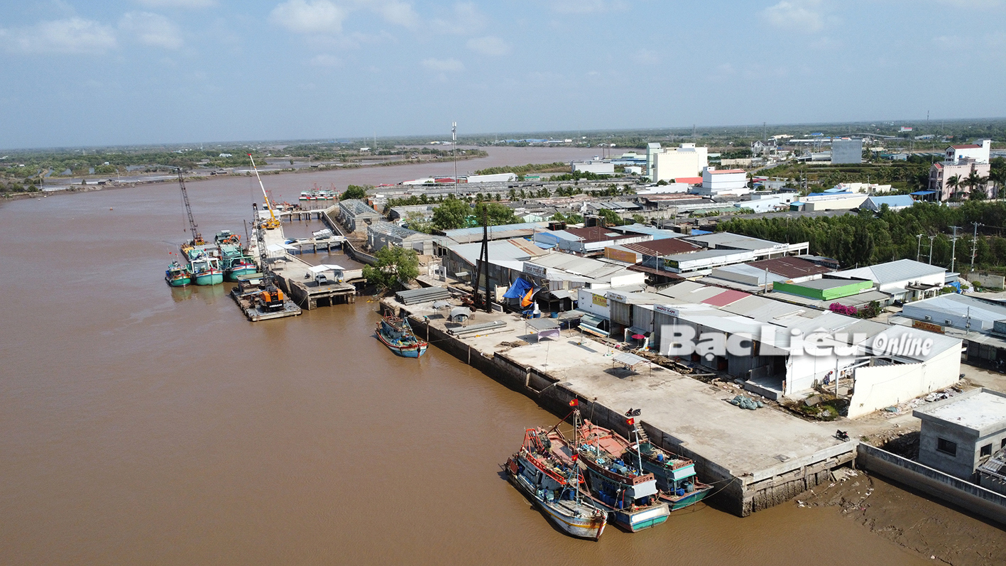 Cảng cá Gành Hào đang được đầu tư xây dựng để trở thành cảng cá loại 1, đáp ứng ngày càng tốt hơn dịch vụ hậu cần nghề biển. Ảnh: Chí Linh