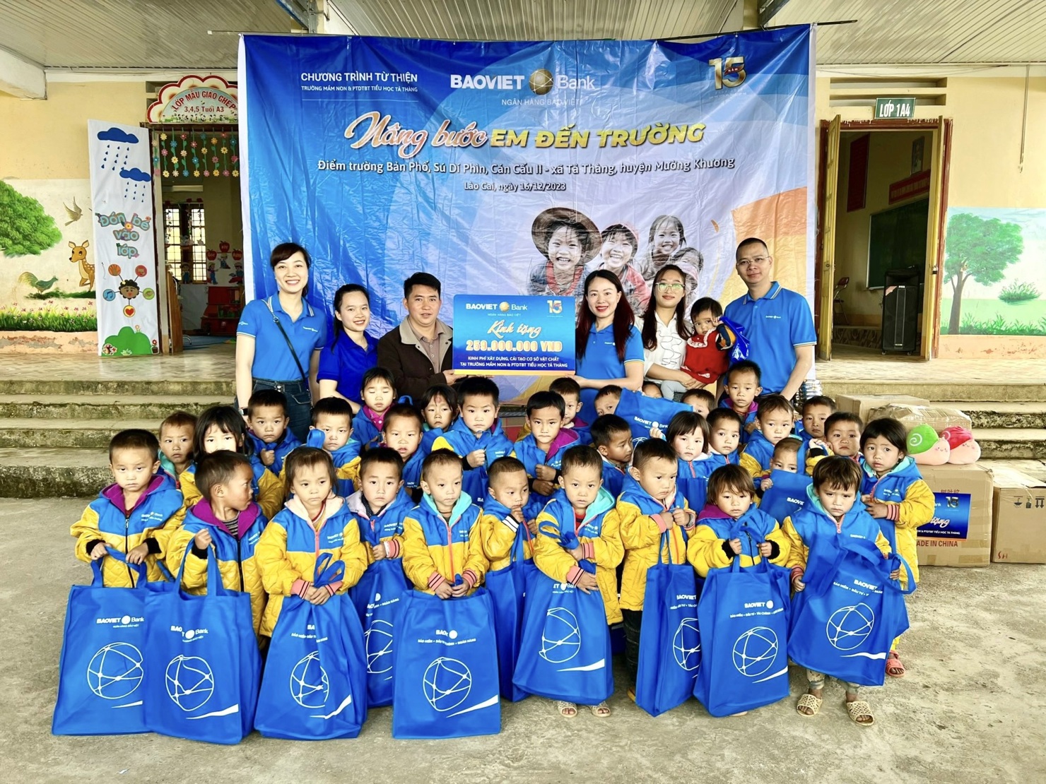 Bà Nguyễn Quỳnh Anh – Giám đốc điều hành BAOVIET Bank trao tặng tài trợ cho 3 điểm trường PTDTBT Mầm non và Tiểu học Bản Phố, Sú Dí Phìn, Cán Cấu II thuộc xã Tả Thàng, huyện Mường Khương, tỉnh Lào Cai.