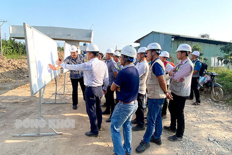 Ban Quản lý dự án Mỹ Thuận kiểm tra công trường cầu Rạch Miễu 2 trong ngày ra quân sau Tết Nguyên đán. Ảnh: Thạch Thảo