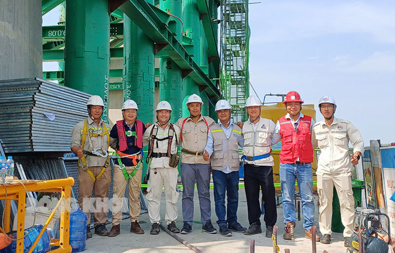 Đội ngũ kỹ sư và công nhân trong niềm vui ngày trở lại công trường cầu Rạch Miễu 2. Ảnh: Thạch Thảo