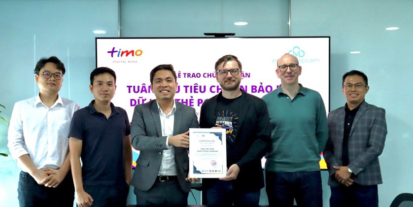 Ông Jonas Eichhorst đại diện Ngân hàng số Timo nhận chứng chỉ PCI DSS 4.0
