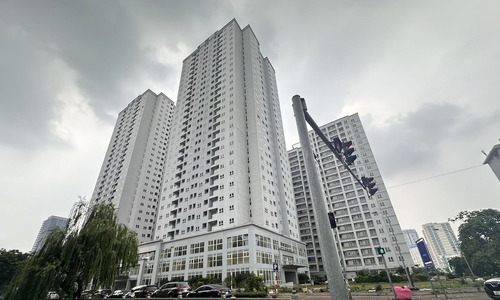 Hai tòa nhà mặt đường Mạc Thái Tổ tại dự án nhà ở tái định cư A14 khu đô thị Nam Trung Yên bỏ trống nhiều năm.