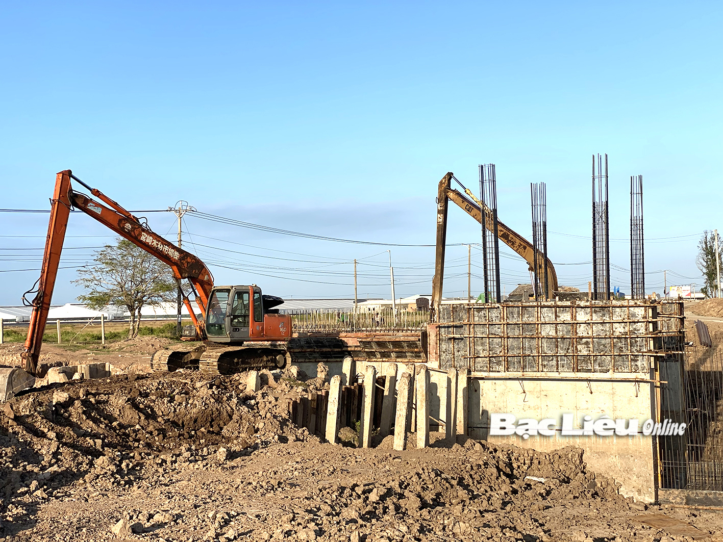 Đầu tư xây dựng hệ thống thủy lợi ven biển (ảnh trên) và nâng cấp đô thị TP. Bạc Liêu từ nguồn vốn đầu tư công. Ảnh: K.T