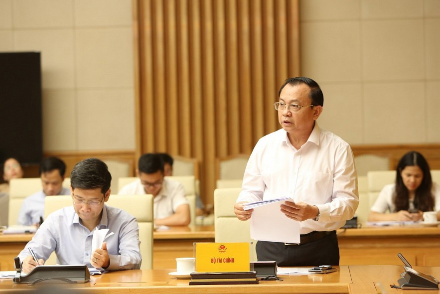 Thứ trưởng Bộ Tài chính Lê Tấn Cận báo cáo công tác điều hành giá tại cuộc họp. Ảnh: Đức Minh