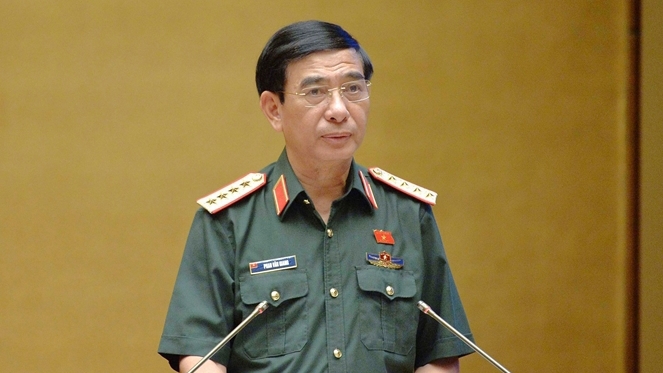 Bộ trưởng Bộ Quốc phòng, Đại tướng Phan Văn Giang trình bày Tờ trình dự án Luật. Ảnh: Hồ Long