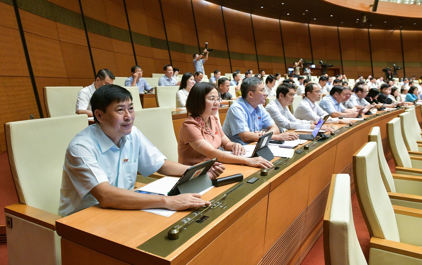 Các đại biểu biểu quyết thông qua Luật Công nghiệp quốc phòng, an ninh và động viên công nghiệp.