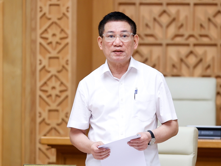 Bộ trưởng Bộ Tài chính Hồ Đức Phớc phát biểu tại phiên họp.