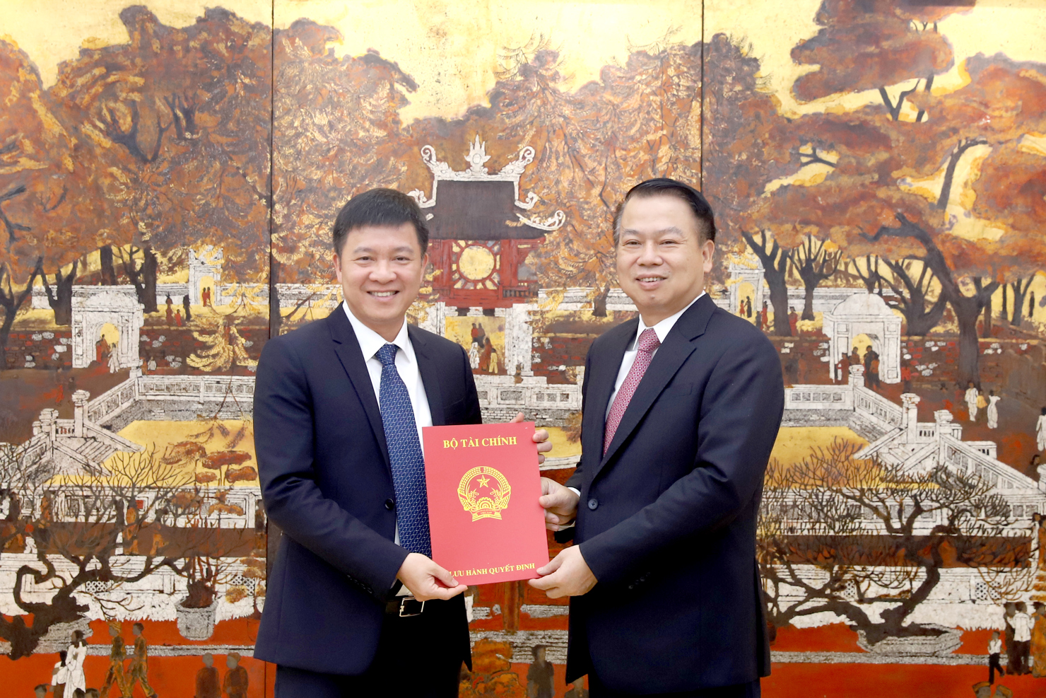 Thứ trưởng Nguyễn Đức Chi trao quyết định bổ nhiệm cho ông Chu Đức Lam.  