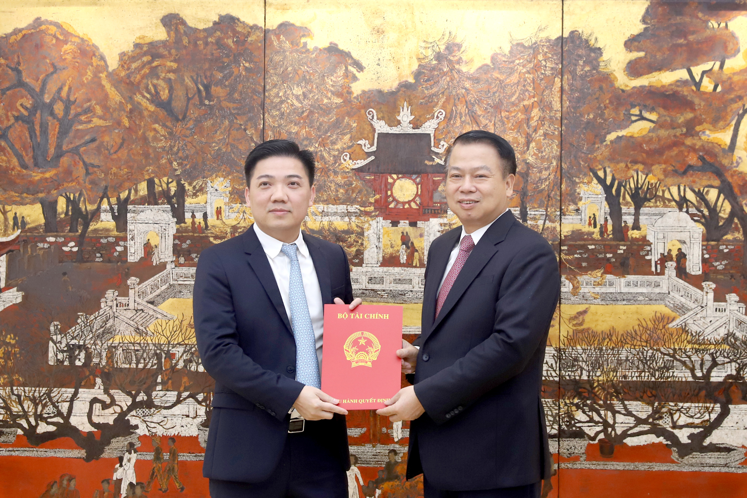 Thứ trưởng Nguyễn Đức Chi trao quyết định bổ nhiệm cho ông Phạm Quang Toản.  