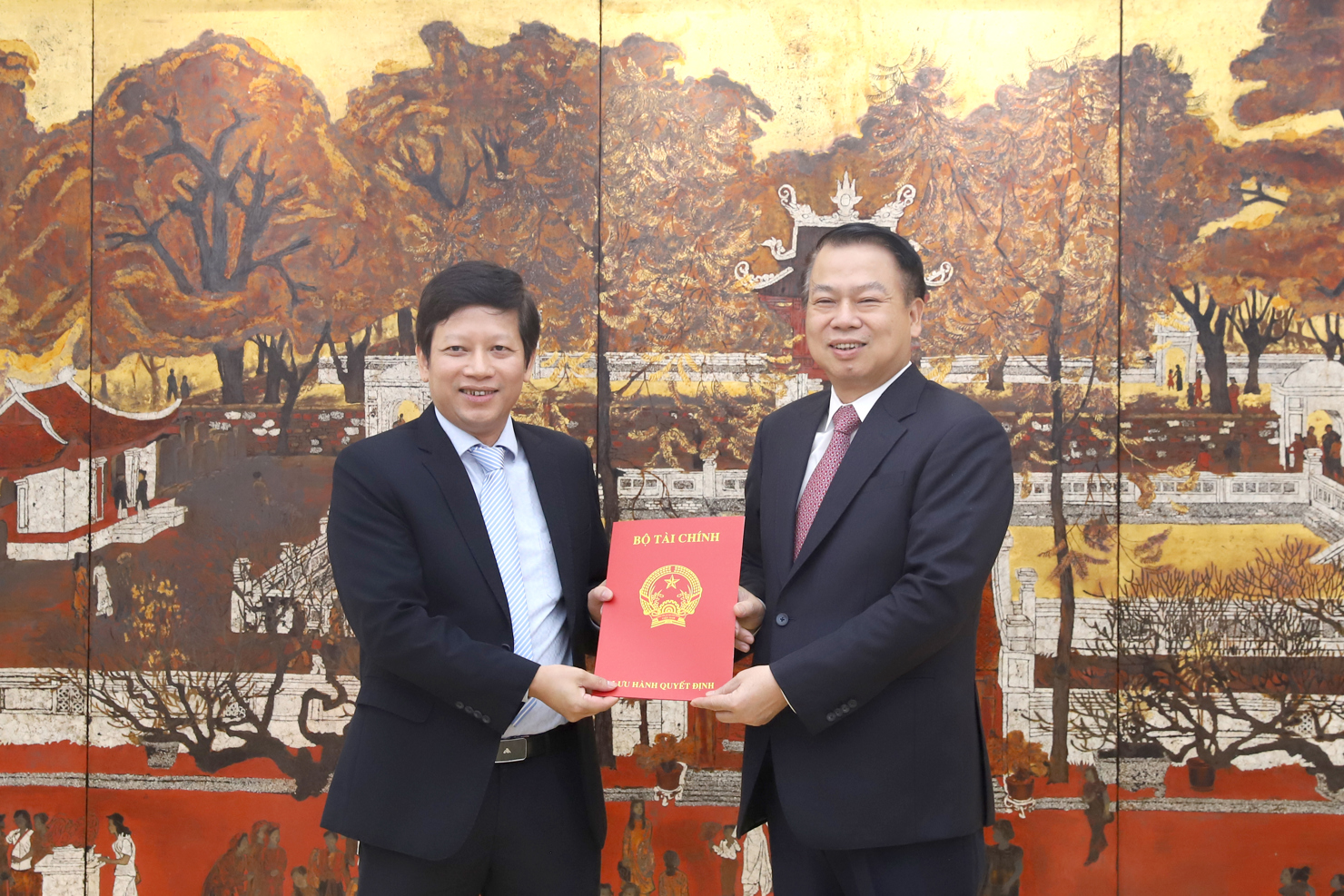 Thứ trưởng Nguyễn Đức Chi trao quyết định điều động cho ông Phạm Văn Trường.  