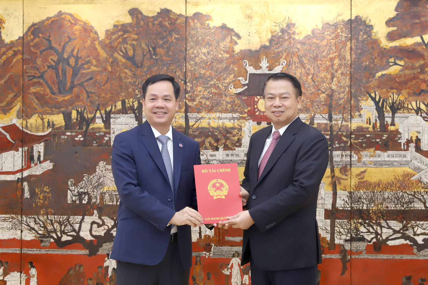 Thứ trưởng Nguyễn Đức Chi trao quyết định bổ nhiệm cho ông Bùi Hữu Phú.  