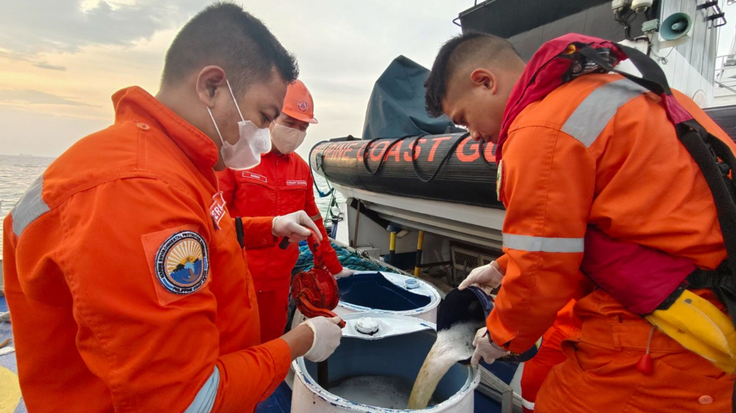 Nhân viên Cảnh sát biển Philippines (PCG) thu thập các mẫu dầu loang và nước biển ngoài khơi bờ biển Bataan ngày 26/7. (Ảnh: PCG)