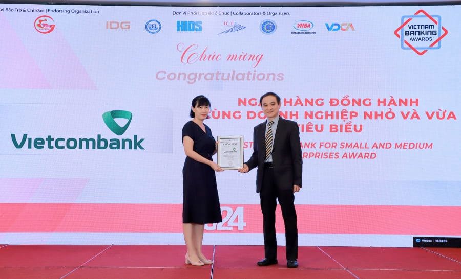 Bà Bùi Thị Thu Thủy - Phó Trưởng Phòng Phát triển Sản phẩm Bán lẻ đại diện Vietcombank nhận giải  