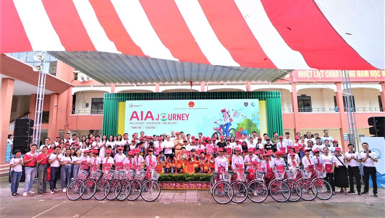 AIA Việt Nam trao tặng 120 chiếc xe đạp, trang thiết bị học tập, trang thiết bị thể thao và nhiều phần quà khác cho các học sinh có hoàn cảnh khó khăn tại Thanh Hóa.